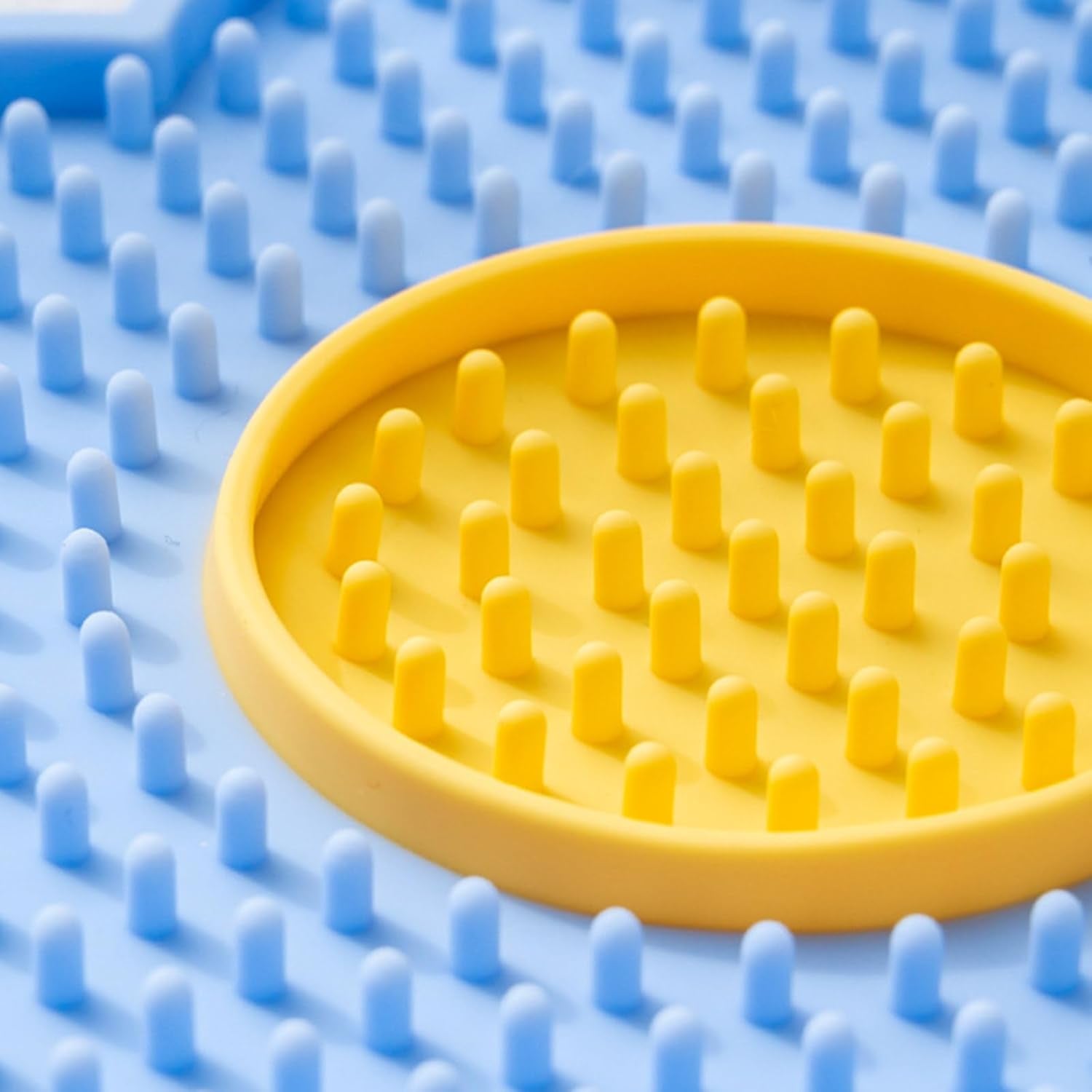 Silicone Dog Lick Mat with Suction Cups, Slow Feeder Flower-Shaped Licking Pad for Dogs and Cats, Food Grade Pet Feeding Mat for Anxiety Relief and Healthy Digestion